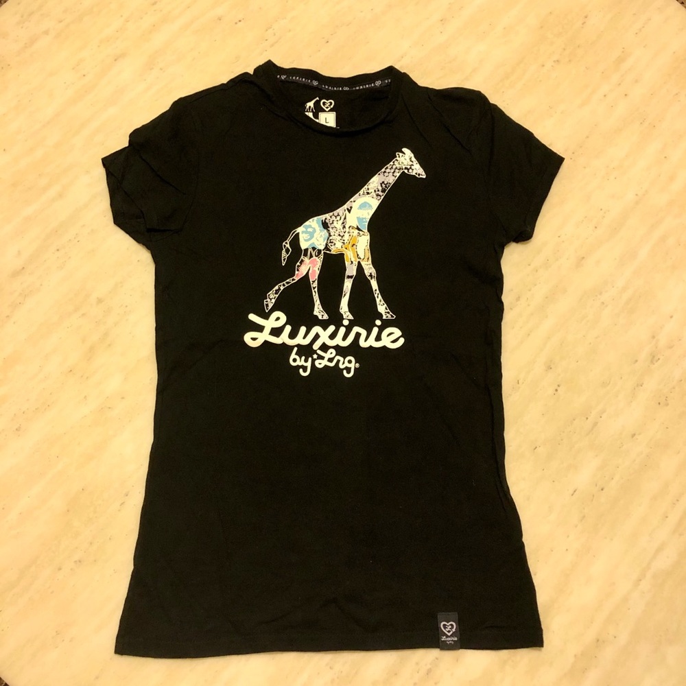 New Luxirie by LRG Iconic Giraffe Black Tee L